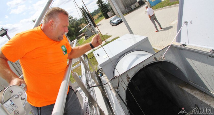 Operator Piotr Pawlak Szablewski podczas wyciągania mieszadła reaktora biologicznego na komorze stabilizacji tlenowej osadu fot. Remigiusz Konieczka