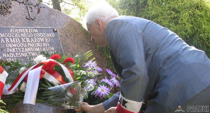 Franciszek Szafrański od wielu lat 1 sierpnia nie zapomina uczcić pamięci powstańców warszawskich, składając wiązanki w imieniu koła ŚZŻAK pod pomnikiem Polskiego Państwa Podziemnego fot. archiwum Pałuk