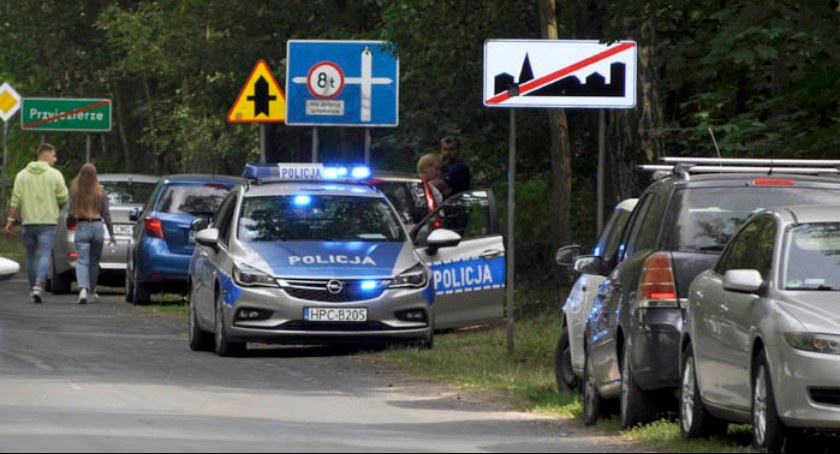 Trwa kontrola policji na pasie drogowym z kierunku Gaju, gdzie parkowanie jest zabronione  fot. Magdalena Lachowicz