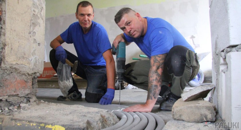 Piotr Nadolny i Dariusz Wiśniewski z firmy podwykonawczej Usługi Grzewcze, Sanitarne i Gazowe Artura Gajda z Trzemeszna podczas prac instalacyjnych w pomieszczeniach żłobka w Łabiszynie fot. Remigiusz Konieczka