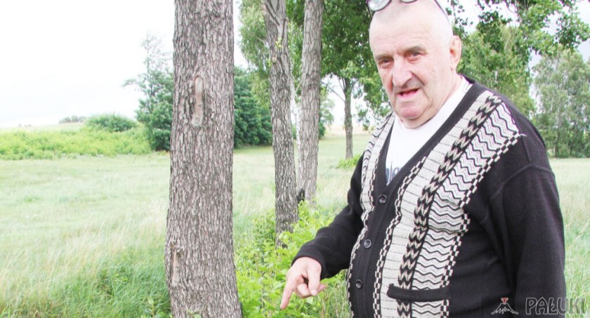 - To były nasze drzewa na naszej łące - mówi Mieczysław Dolski stojąc przy pniu ściętego drzewa fot. Remigiusz Konieczka