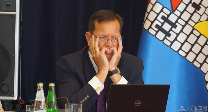 Burmistrz Robert Luchowski ogłosił, że płynność finansowa gminy Żnin jest zagrożona z winy przewodniczącego i wiceprzewodniczących Rady Miejskiej i dlatego on musi odwołać imprezy dla mieszkańców   fot. Karol Gapiński