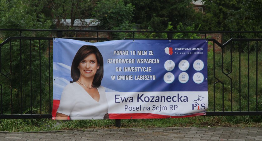 Baner posłanki Ewy Kozaneckiej sfotografowany w niedzielę 6 sierpnia na moście w Łabiszynie fot. Remigiusz Konieczka