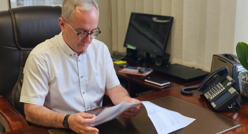 Burmistrz Łabiszyna Jacek Idzi Kaczmarek zapoznaje się z treścią pisma RIO o wszczęciu wobec niego postepowania dyscyplinarnego fot. Remigiusz Konieczka