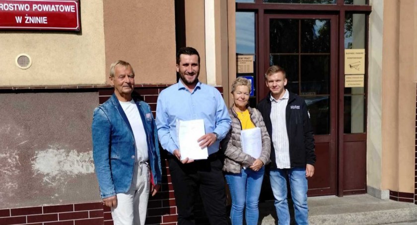 Od lewej: Henryk Igliński, Kamil Skarbiński, Krystyna Janicka i Łukasz Zimny przed złożeniem petycji w sekretariacie starosty żnińskiego fot. z archiwum prywatnego 