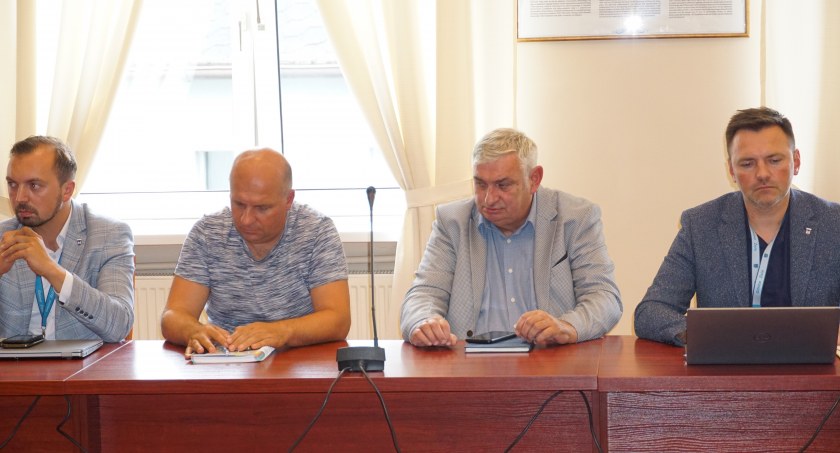 Na spotkaniu kryzysowym z burmistrzem Żnina słów skarbniczki wysłuchuje (od lewej) rzecznik Aleksander Kranc oraz dyrektorzy gminnych instytucji i wydziałów UM: Artur Krajewski, Jerzy Śniadecki i Paweł Sikora fot. Karol Gapiński