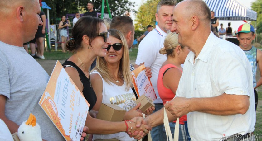 Wszystkim uczestnikom zmagań gratulował wójt Gąsawy Błażej Łabędzki fot. Remigiusz Konieczka