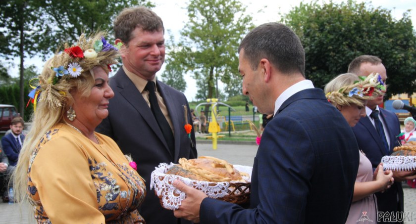 Sekretarz gminy Kcynia Rafał Heftowicz odbiera chleb z rak starostów dożynek fot. Remigiusz Konieczka