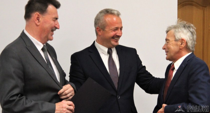 Wojewoda Mikołaj Bogdanowicz (w środku), prezes Pałuckiego Centrum Zdrowia Marek Gotowała (z prawej) i starosta żniński Zbigniew Jaszczuk po podpisaniu umów na sfinansowanie zakupu dwóch karetek dla żnińskiego szpitala fot. Remigiusz Konieczka