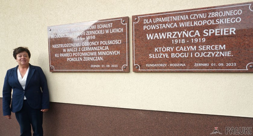 Tablice pamiątkowe zawisły na budynku SP im. Powstańców Wlkp. w Żernikach. Zaprezentowała je nam dyrektorka placówki Maria Woźniak-Czuboni. Niewykluczone, że w przyszłości do tych czterech tablic dołączą kolejne. fot. Justyna Kulpińska