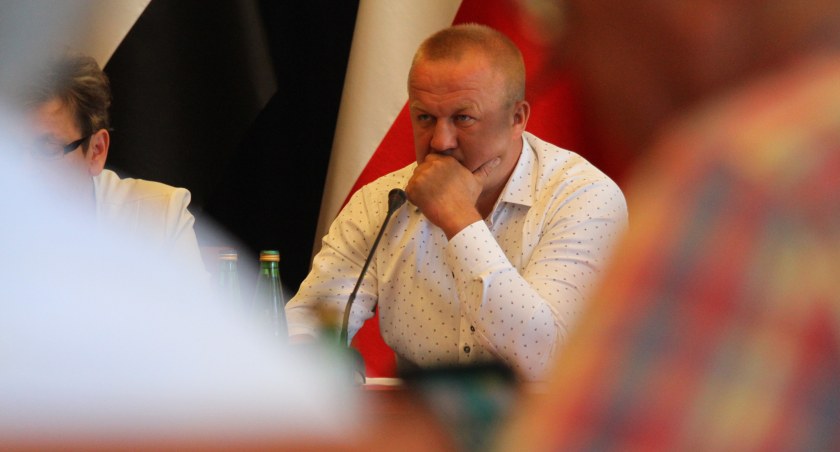 Radny opozycji Idzi Mądry słucha wypowiedzi pani skarbnik gminy Żnin, fot. Remigiusz Konieczka