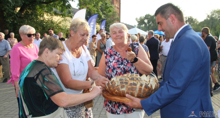 Starosta dożynek Łukasz Jeszkowski z Jabłówka dzieli się bochnem chleba fot. Remigiusz Konieczka