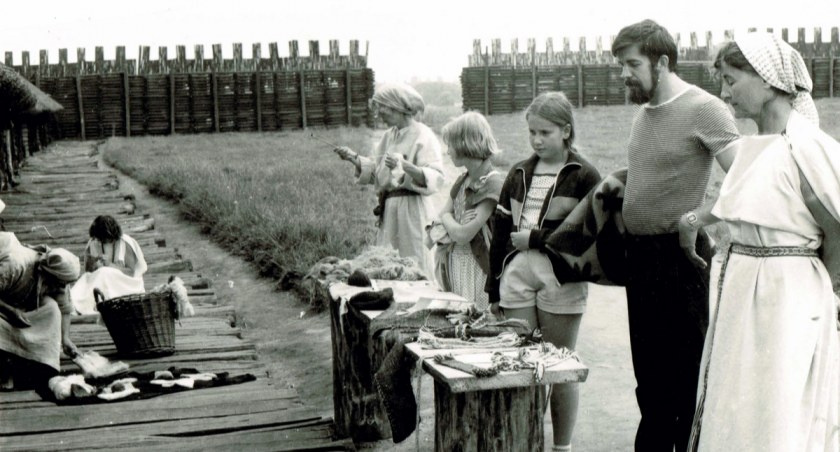 Pokazy dawnego rzemiosła odbywały się w Biskupinie także przed pierwszym festynem, zdjęcie pochodzi z 1991 roku, fot. Dariusz Król