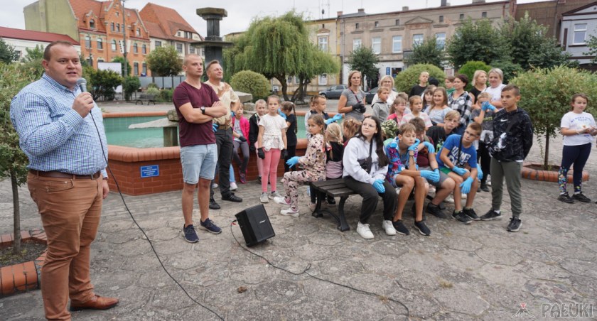 Akcję sprzątania świata otworzył zastępca burmistrza Janowca Wlkp. Michał Werkowski oraz przewodnicząca Rady Miejskiej Aleksandra Walendowska fot. Justyna Kulpińska