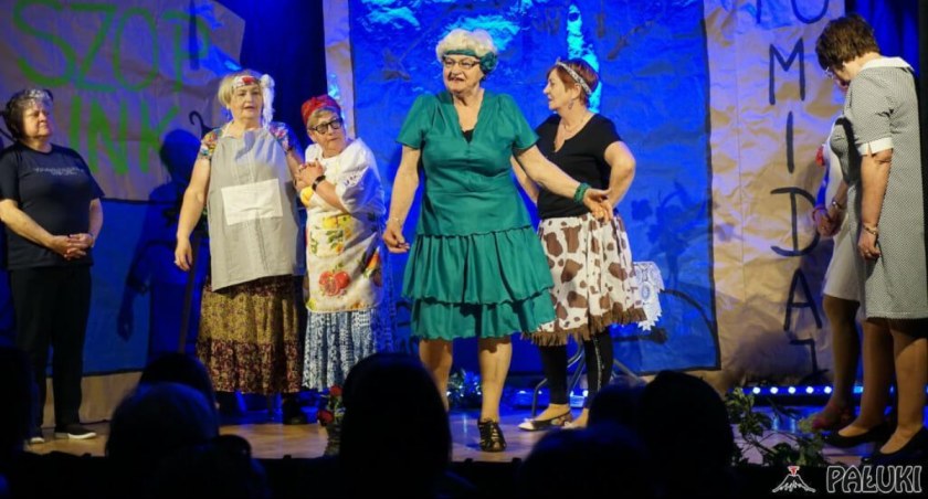 Grupa seniorów z Janowca Wlkp. aktywnie działa w Teatrze Starszych Aktorów im. Heleny Papierskiej przy Miejsko-Gminnym Ośrodku Kultury w Janowcu Wielkopolskim. Oni również mieli wystąpić w czasie zbliżającej się Senioriady. fot. Justyna Kulpińska