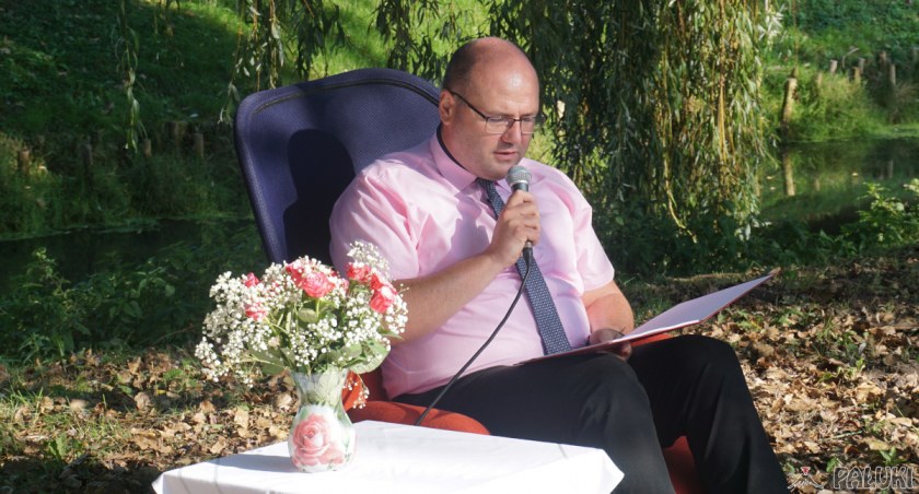 Jednym z czytających Nad Niemnem był burmistrz Leszek Grzeczka fot. Justyna Kulpińska