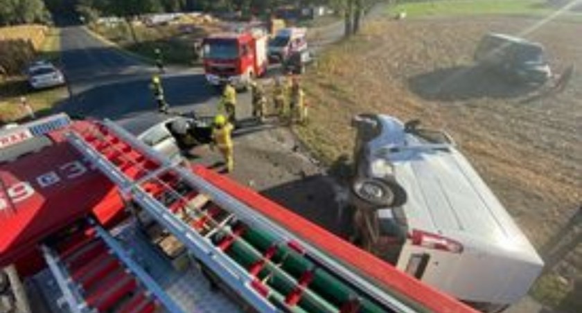 Volkswagen golf zderzył się z busem renault master, którego kierowca najprawdopodobniej wymusił pierwszeństwo na skrzyżowaniu. fot. nadesłane (OSP Łabiszyn i mieszkanka Ojrzanowa)