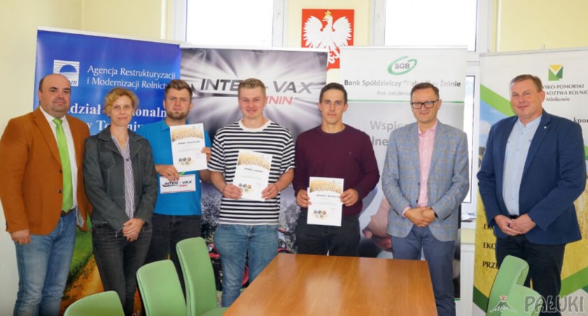 Na zdjęciu organizatorzy i laureaci. Od lewej stoją: Sebastian Kowalik, Ewa Kupska, Jakub Wudziński, Patryk Nowak, Janusz Rochowiak, Arkadiusz Furtak i Mirosław Spochacz. fot. Karol Gapiński