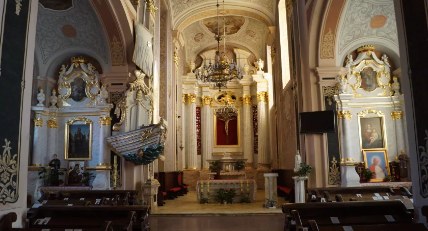 Wnętrze kcyńskiej świątyni po pracach konserwatorsko - restauratorskich. Północny ołtarz boczny - po lewej stronie, fot. Ewa Hałas
