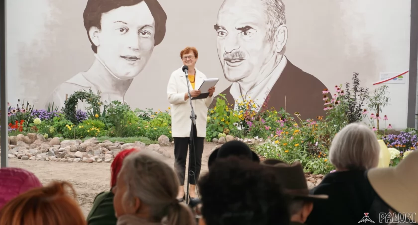 Mural idealnie wkomponował się w przestrzeń ogrodu fot. Justyna Kulpińska