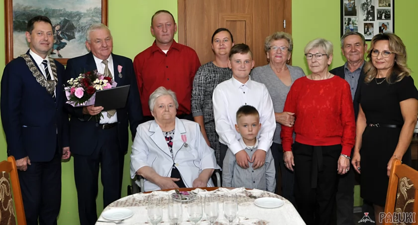 Państwo Stefania i Tadeusz Ciesielscy z rodziną, burmistrzem Szubina Mariuszem Piotrkowskim i kierownikiem USC Danutą Musiał fot. Piotr Bembenek