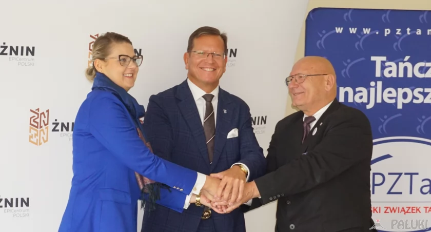 Dyrektorka Cukrowni Żnin Roksana Michalczyk, burmistrz Robert Luchowski i prezes PZT Zbigniew Zasada celebrują podpisanie umowy w sp[rawie organizacji przyszłorocznych Mistrzostw Europy fot. Karol Gapiński