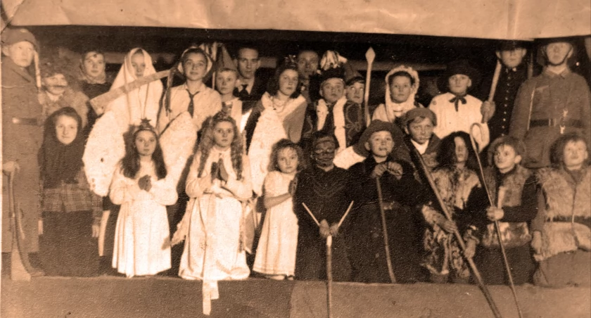 Pierwsze po wojnie jasełka, przygotowane w roku 1945 przez Alojzego Golińskiego w Turzynie, scena w spichrzu w Turzynie, fot. ze zbiorów Teresy Lisieckiej