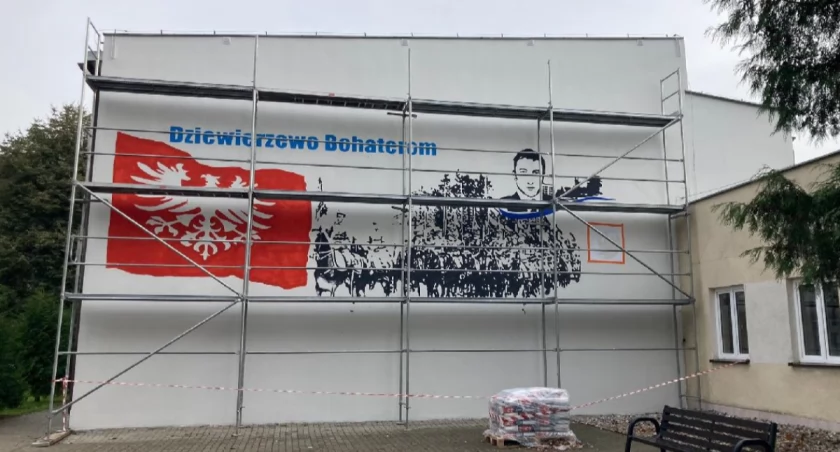 Mural powstający na budynku SP w Dziewierzewie fot. Ewa Hałas