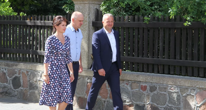Wójt Gąsawy Błażej Łabędzki (w środku) jest dziś smutny. Ani Ewa Kozanecka (PiS), ani Mikołaj Bogdanowicz (PiS) nie znajdą się w nowym parlamencie, fot. Remigiusz Konieczka
