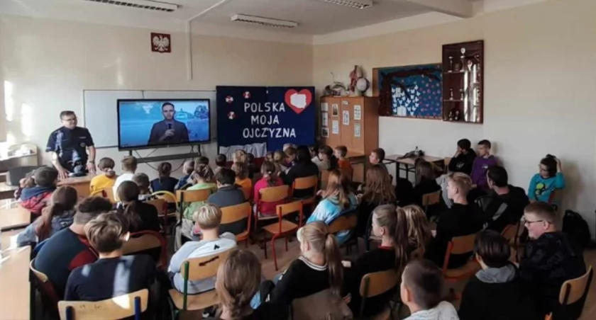 Podczas lekcji w Mięcierzynie fot. arch. KPP Żnin