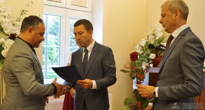 29 sierpnia sekretarz gminy Rafał Heftowicz w obecności kierownika Referatu Edukacji, Promocji, Sportu i Kultury Rafała Woźniaka oraz głównej księgowej jednostek oświatowych Ewy Nowak wręczył Rafałowi Leśniarkowi zarządzenie burmistrza Kcyni w sprawie powierzenia mu funkcji dyrektora fot. z arch. Urzędu Miejskiego w Kcyni