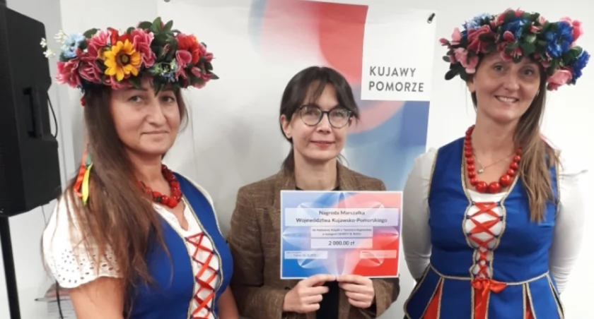 Katarzyna Wodniak prezentuje uzyskaną nagrodę, fot. z archiwum Katarzyny Wodniak  