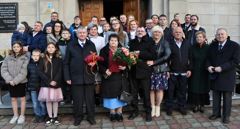 Jubilaci Leokadia i Jan Pasternak wraz z rodziną fot. Piotr Bembenek