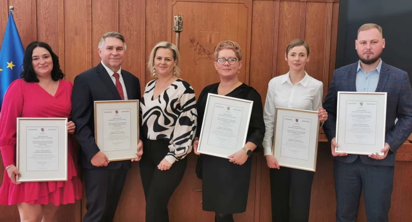 Od lewej stoją: Dorota Ciesielska, Jacek Jarlaczyński, Agnieszka Kaniuka (jako szefowa towarzyszyła zespołowi terapeutów na gali), Joanna Kamińska, Katarzyna Sykut i Szymon Głowacki. To najlepsi terapeuci w województwie. fot. z archiwum ŚDS w Barcinie