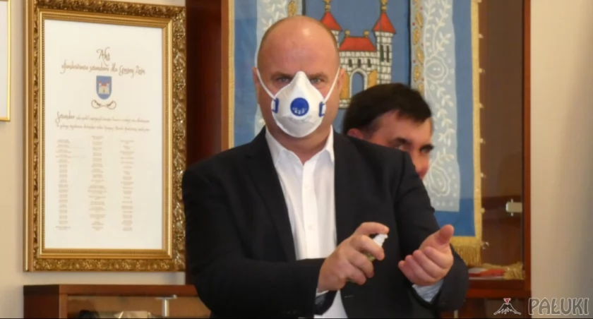 Przewodniczący Dariusz Kaźmierczak przez wiele miesięcy skutecznie blokuje możliwość swego odwołania z tej funkcji. Początkowo wykorzystywał przepisy covidowe, które pozwalały zwoływać sesje zdalne. fot. Karol Gapiński