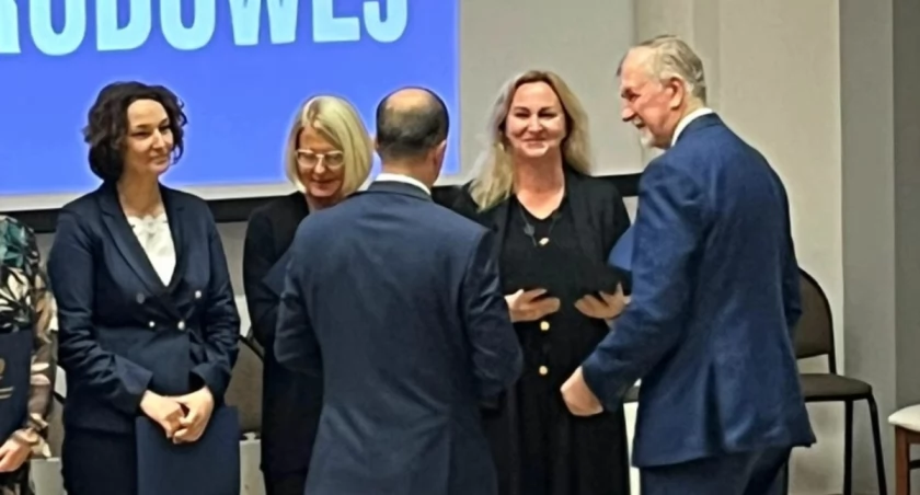 Marzena Wolska odbiera tegoroczną nagrodę kuratora oświaty fot. z archiwum Marzeny Wolskiej