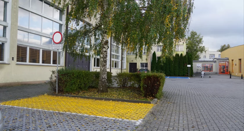 Czasowe miejsce postoju zostało oznaczone pomarańczową kopertą fot. Karol Gapiński