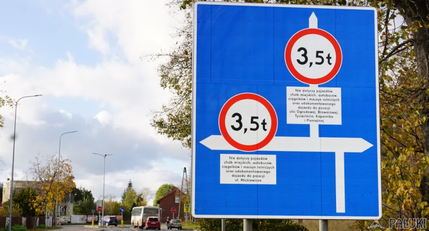 Zakaz ruchu w lewo i prosto samochodów powyżej 3,5 t nie dotyczy m.in. autobusów. Dlatego w tle widać taki pojazd K-PTS, który wjechał na pas dla skręcających w lewo fot. Karol Gapiński