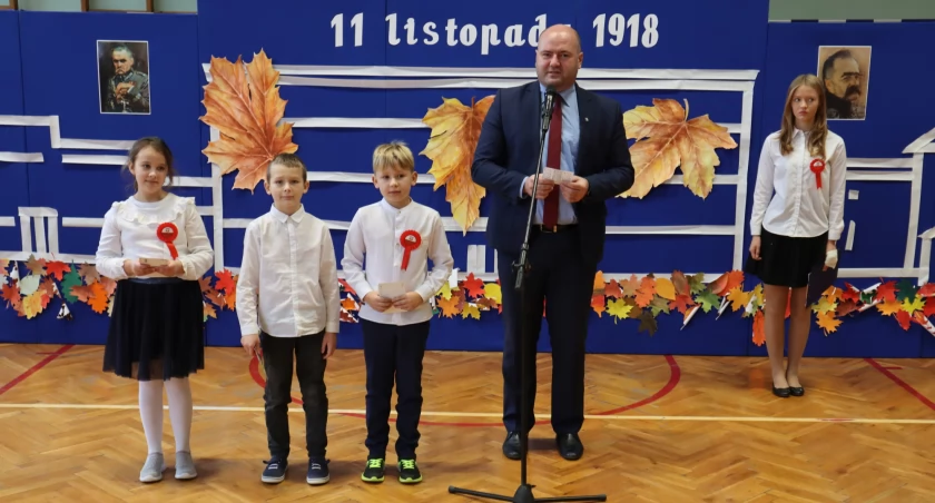 Laureaci konkursu ekologicznego z burmistrzem Leszkiem Grzeczką (od lewej): Klara Tyrakowska - III miejsce, Bartek Grabarkiewicz - II miejsce, Jakub Kulpiński - I miejsce fot. Sebastian Macioszek