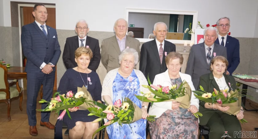 Jubilaci z burmistrzem Jackiem Idzim Kaczmarkiem i z kierownikiem USC w Łabiszynie Arturem Czają fot. Karol Gapiński