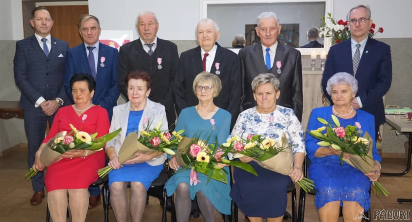 Jubilaci na wspólnym zdjęciu z burmistrzem Jackiem Idzim Kaczmarkiem i kierownikiem USC Arturem Czają fot. Karol Gapiński