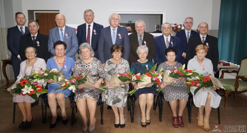 Jubilaci na wspólnym zdjęciu z burmistrzem Łabiszyna Jackiem Idzim Kaczmarkiem i kierownikiem USC Arturem Czają.fot. Karol Gapiński