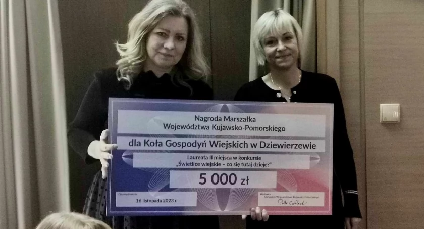 Przedstawicielki KGW Dziewierzewo z nagrodą za zajęcie II miejsca fot. Anna Duda-Nowicka