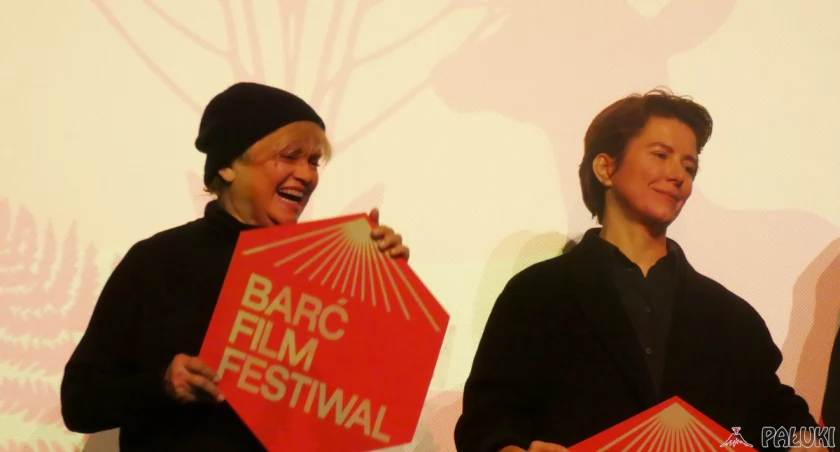 Katarzyna Figura i Sandra Korzeniak z plastrami Barć Film Festiwal podczas otwarcia jego drugiej edycji w 2021 r. fot. Karol Gapiński
