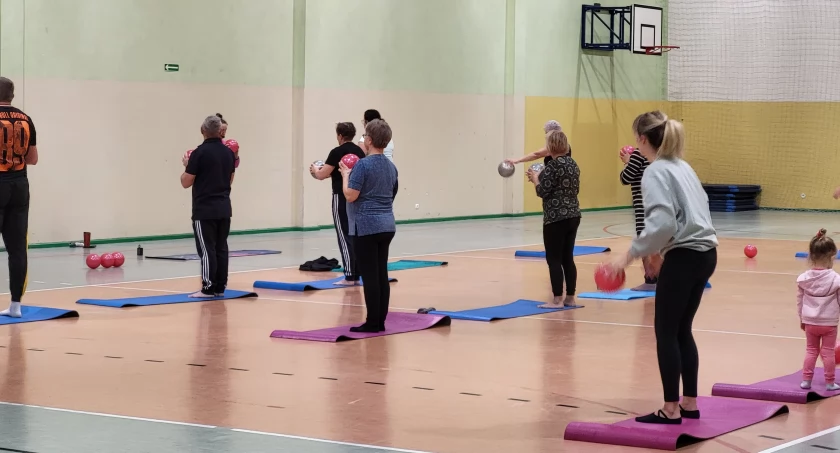 Uczestnicy wtorkowego pilatesu grupa pierwsza fot. Ewa Hałas) 