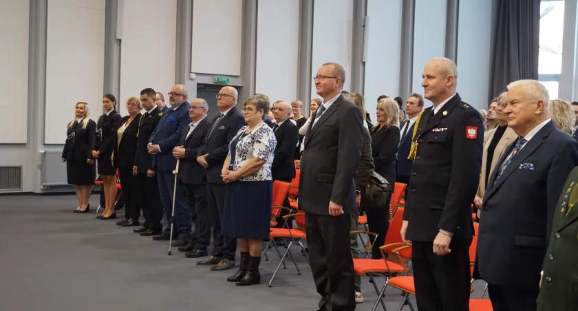 Jedną z odznaczonych była stojąca w pierwszym rzędzie Elżbieta Katafiasz fot. z arch. Kujawsko-Pomorskiego Urzędu Wojewódzkiego w Bydgoszczy