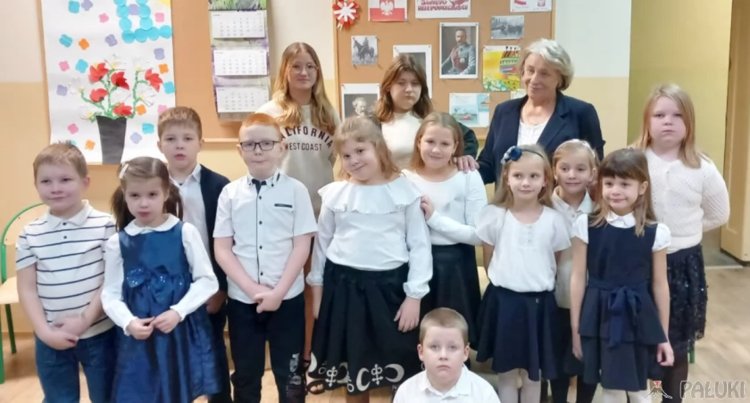 Dzieci ze swoją wychowawczynią fot. Dorota Kapłońska