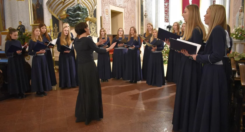 Chórzystki pod prowadzeniem niezastąpionej Agnieszki Maciejewskiej fot. Ewa Hałas