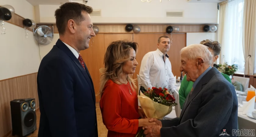  Stutrzylatek odebrał gratulacje i życzenia od burmistrza Szubina Mariusza Piotrkowskiego oraz kierownik USC Danuty Musiał fot. Justyna Kulpińska