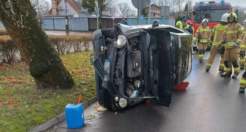 Volkswagen przewrócił się na bok po wjechaniu na krawężnik podczas nieprawidłowego skręcania fot. KPP w Żninie